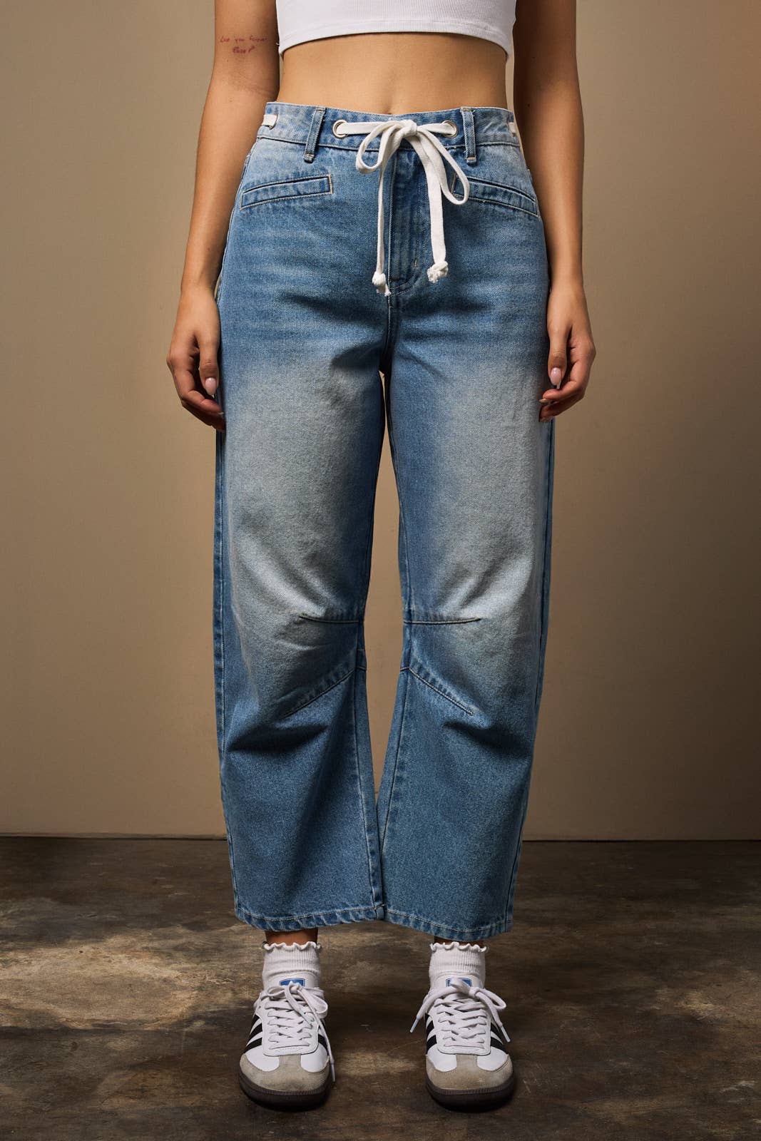 DRAWSTRING LIGHTWASH BARREL JEANS